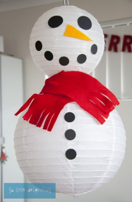 sneeuwpop van lampionnen