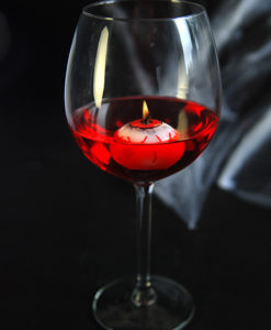 oogbal kaars in glas wijn