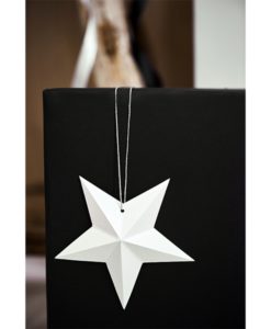 pakket met witte papieren kerststerren
