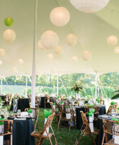 Lampionnen aan het plafond voor een feestelijke sfeer