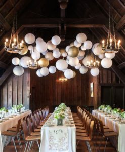 gouden lampionnen boven een tafel