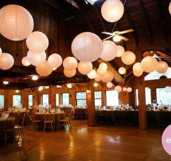 feestzaal met witte lampionnen