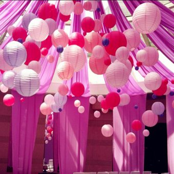 decoratie van verschillende roze en witte lampionnen