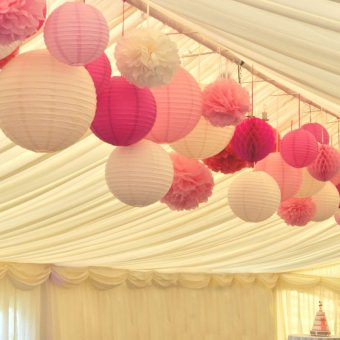 Roze en Witte Lampionnen en Pompons in de nok van een tent