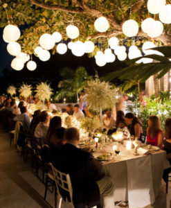 nylon lampionnen boven tafel