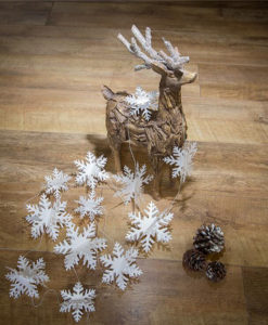 sneeuwvlokken slinger om hert