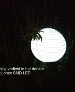 lampion op zonne energie in het donker